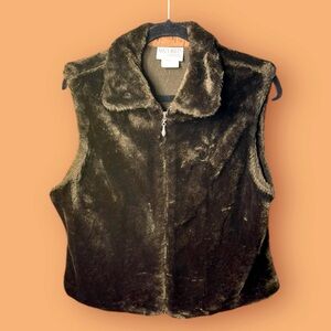 Vintage-Inspired Faux Fur Vesttreet Style Meets AspenChic for Ski Snowboard Days